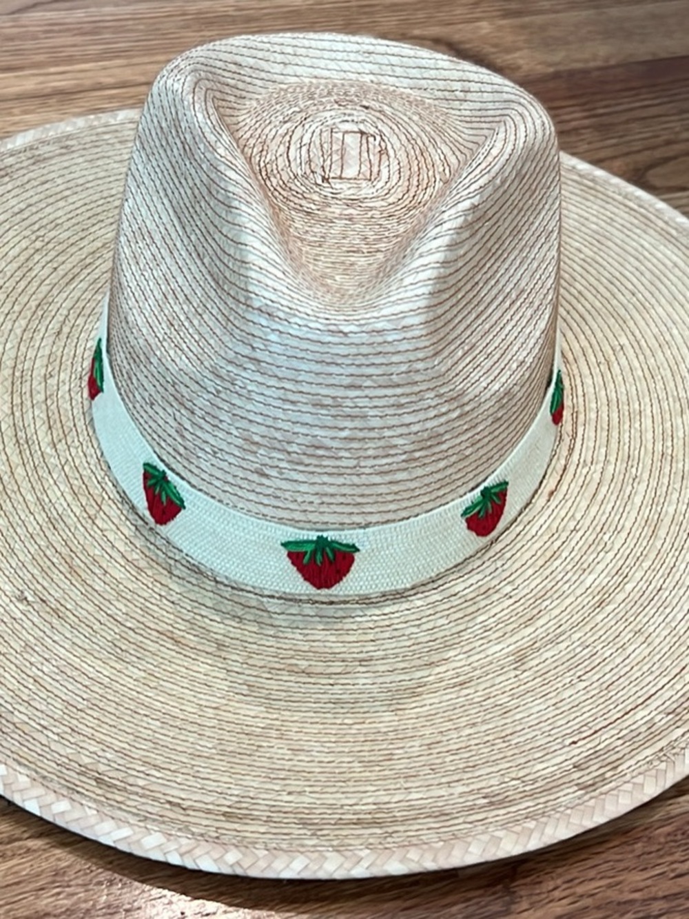 Sunshine Tienda Strawberry Hat
